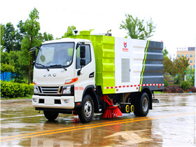 江淮骏铃V7洗扫车（黑白绿）